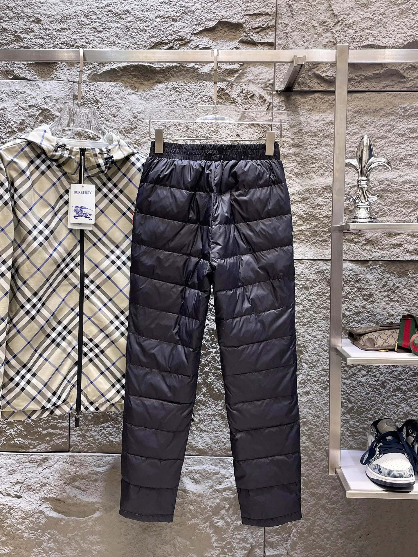 P490 Big Goose🇨🇦🌹25 new autumn and winter thickened warm down pants are here🔥Winter essential outdoor windproof, lockable and warm. Made of professional-grade outdoor windproof, waterproof and breathable fabric. Lining 90% white duck down filling. Lightweight design. Lightweight and warm. Seamless gluing process on the inside. Made of light and gall-free anti-drilling fabric to effectively prevent velvet running. Original hardware accessories. Classic logo matching. Simple and versatile, the upper body is stylish and not bloated. The style is the same for men and women! Size: M-3XL.